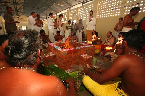 56holy_homa_rites.jpg