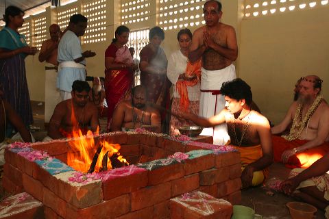 66holy_homa_rites.jpg