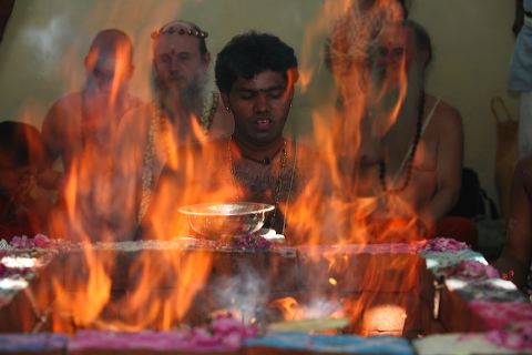 82holy_homa_rites.jpg