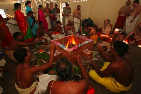 84holy_homa_rites.jpg