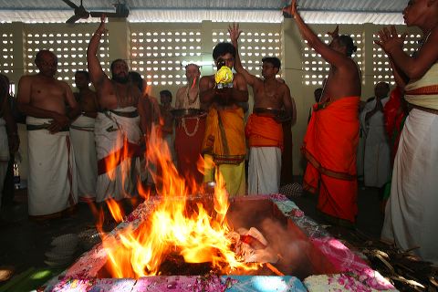 87holy_homa_rites.jpg