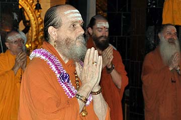 Chitra Puja Invokes Gurudeva's Blessings