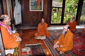 Arumugaswami Receives Acharya Diksha