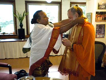 Sivacharya Blesses the Hinduism Today Team