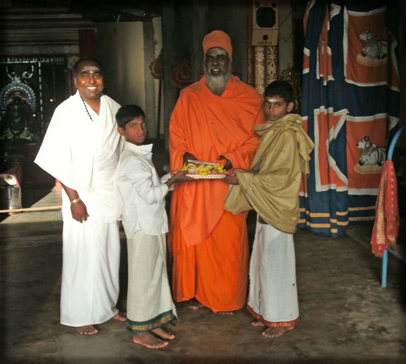 Head Of Nallai Adheenam in Sri Lanka receives a gift from Bodhinatha