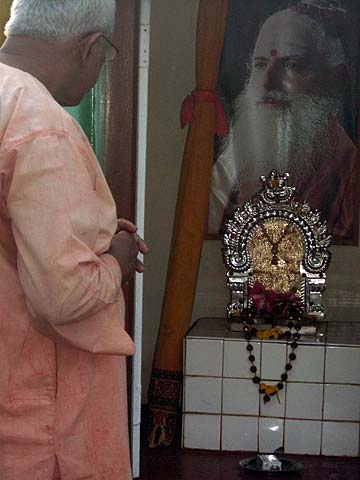 Sri Lanka's Swami Chitrupananda receives a gift from Sat Guru Bodhinatha