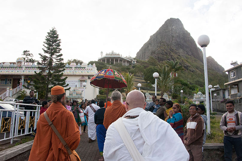 Monks Visit Murugan Temple in Mauritius