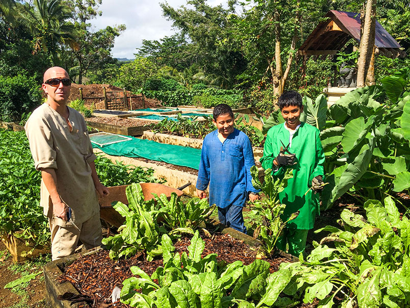 Helping in the Siddhidata Kulam