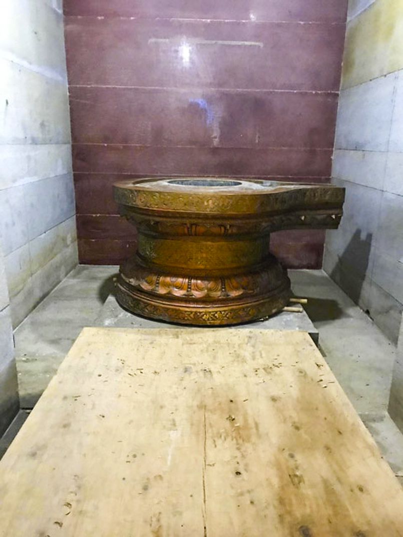 Krittika Deepam and Iraivan's Avudaiyar