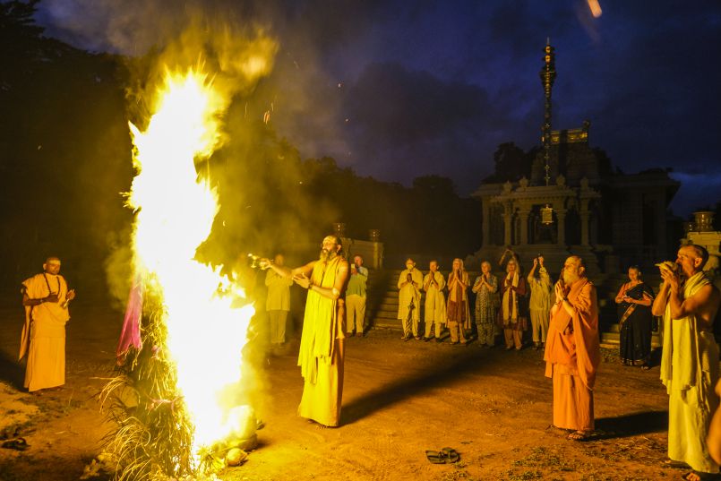 Worshiping Siva as a Pillar of Light