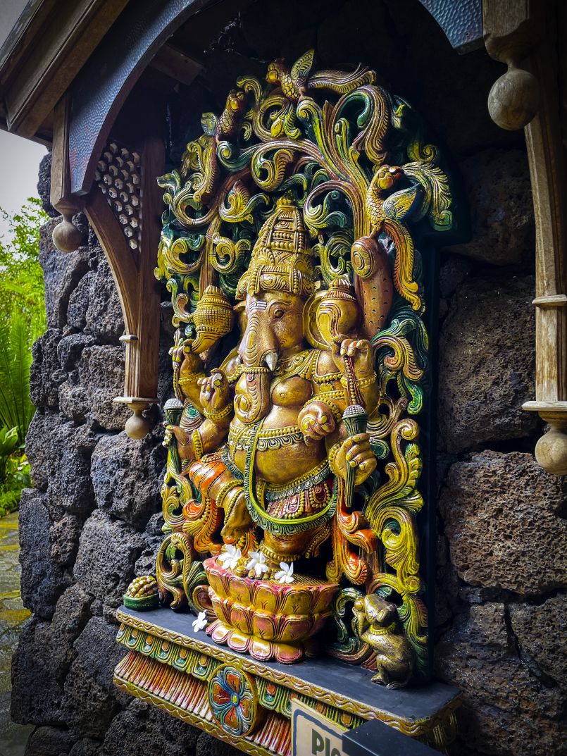 Repainting Murtis Outside Kadavul